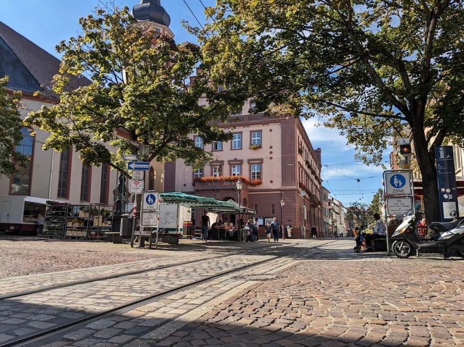 65Qm Altbaucharme Mit Zwei Balkonen Apartment Karlsruhe Luaran gambar